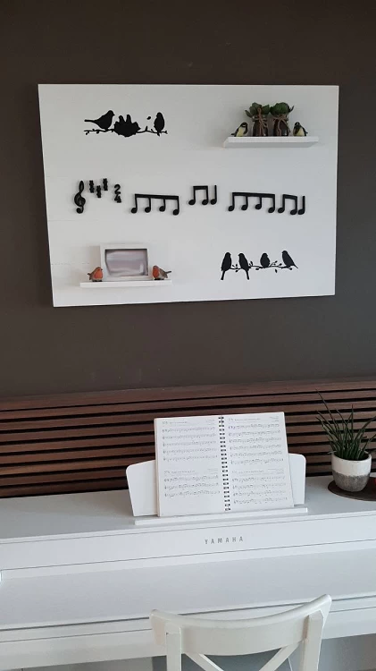 wit wandbord met twee legplanken en muzieknoten